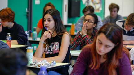 Les &eacute;l&egrave;ves de terminale sont en pleine &eacute;preuve de philosophie du bac au Lyc&eacute;e F&eacute;nelon de Lille (Nord), le 15 juin 2016. (CITIZENSIDE/THIERRY THOREL / CITIZENSIDE)