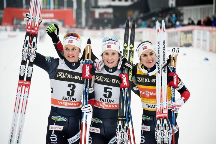 Après une longue pause dans sa carrière, l'expérimentée Marit Björgen (au centre) compte bien rivaliser avec ses compatriotes norvégiennes, Ingvild Flugstad Ostberg (à gauche) et Heidi Weng (à droite). 