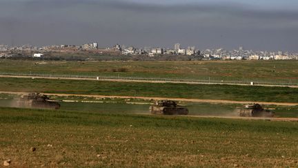 Selon la version du père de famille, un obus tiré par un char a touché sa maison quelques heures avant que l'armée israélienne ne mette fin à trois semaines d'offensive dans la bande de Gaza, en janvier 2009. Image d'archives de chars israéliens pendant l'opération Plomb durci (2008-2009). (MENAHEM KAHANA / AFP)