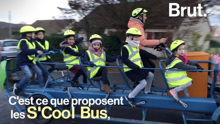 Ici, pas de bus pour aller à l'école, mais des vélos collectifs. C'est le service de ramassage scolaire S'Cool Bus. Brut s'est rendu sur place pour voir comment ça se passe.