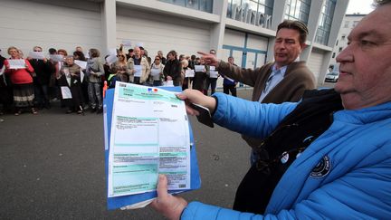 Les&nbsp;opposants à François Fillon inquiétés après leur concert de casseroles avaient manifesté le 5 avril 2017&nbsp;devant la salle du Minck à Calais pour contester leurs amendes. (MAXPPP)