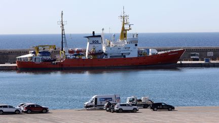 Le navire Aquarius, affrêté par SOS Méditerrannée, dans le port de Marseille le 4 octobre 2018. (VAL?RIE VREL / MAXPPP)