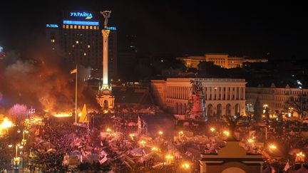 La place de l'Ind&eacute;pendance de Kiev (Ukraine) est livr&eacute;e aux flammes, mardi 18 f&eacute;vrier, lors d'affrontements violents entre la police et les manifestants antigouvernementaux. (GENYA SAVILOV / AFP)