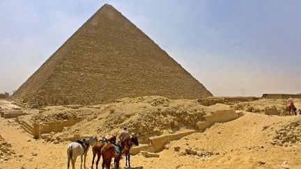 La grande pyramide de Khéops, sur le plateau de Gizeh près du Caire en Egypte (2002). (MARWAN NAAMANI / AFP)