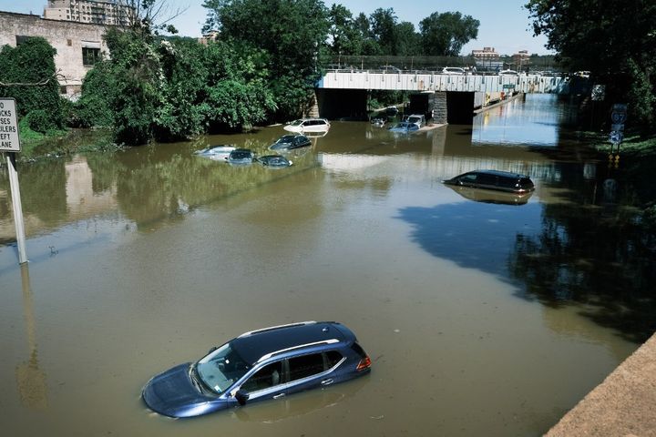 Des voitures abandonnées sur une autoroute inondée, le 2 septembre 2021, à New York (Etats-Unis). (SPENCER PLATT / GETTY IMAGES NORTH AMERICA / AFP)