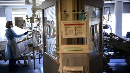 Une infirmière auprès d'un patient atteint du Covid-19 à l'hôpital privé d'Antony (Hauts-de-Seine), le 2 avril 2021. (CHRISTOPHE ARCHAMBAULT / AFP)