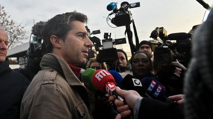 Le député La France insoumise de la Somme François Ruffin, à l'entrée de l'usine Whirlpool à Amiens (Somme), le 22 novembre 2019.&nbsp; (DENIS CHARLET / AFP)