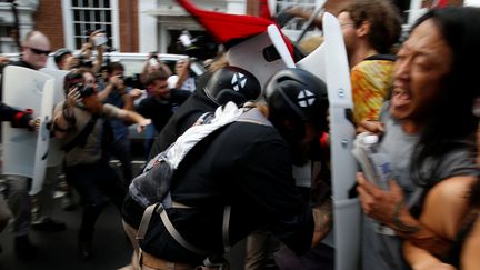 Un membre de groupuscules d'extrême-droite fonce dans la foule de militants antiracistes, samedi 12 août. (JOSHUA ROBERTS / REUTERS)