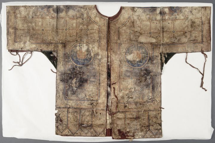 Chemise talismanique - Inde du Nord, période des Sultanats, 15e-16e siècle - Toile de coton peinte au calame, or - H. 61 cm/L. 96 cm - Paris, Musée national des arts asiatiques – Guimet, donation Jean et Krishna Riboud (1990), MA 5680
(AEDTA 2765) (MUSEE GUIMET /JEAN-GILLES BERIZZI / RMN-GP / AGENCE PHOTO DE LA RMN-GP)