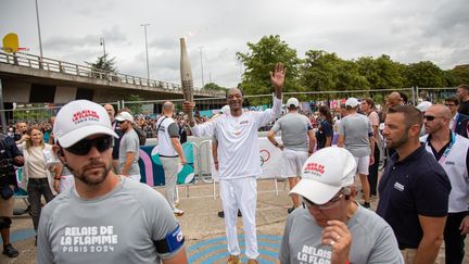 Le rapper Snoop Dog porte la flamme olympique lors de la dernière étape de la flamme olympique avant la cérémonie d’ouverture des Jeux Olympiques de 2024, en Seine-Saint-Denis,, le 26 juillet 2024 (VICTORIA VALDIVIA / HANS LUCAS)