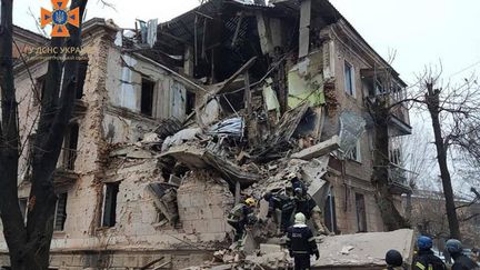 Un bâtiment fortement endommagé à la suite d'un tir de missile russe, le 16 décembre 2022, dans la ville de Kryvyï Rih (oblast de Dnipropetrovsk, Ukraine). (UKRAINIAN EMERGENCY SERVICE / AFP)