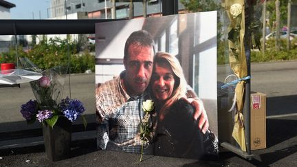 Un portrait de&nbsp;Philippe Monguillot et de sa femme a été exposé en hommage à un arrêt de bus lors d'une marche blanche le 8 juillet 2020, trois jours après la mort du chauffeur de bus, tabassé par des passagers à qui il demandait de porter un masque. (GAIZKA IROZ / AFP)