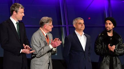 Chemise ouverte et sans cravate, le travailliste Sadiq Khan a été élu maire de Londres avec 57% des suffrages. Il est applaudi par son rival, le conservateur Zac Goldsmith (à gauche sur la photo) après son discours au City Hall, le 7 mai 2016. (LEON NEAL / AFP)