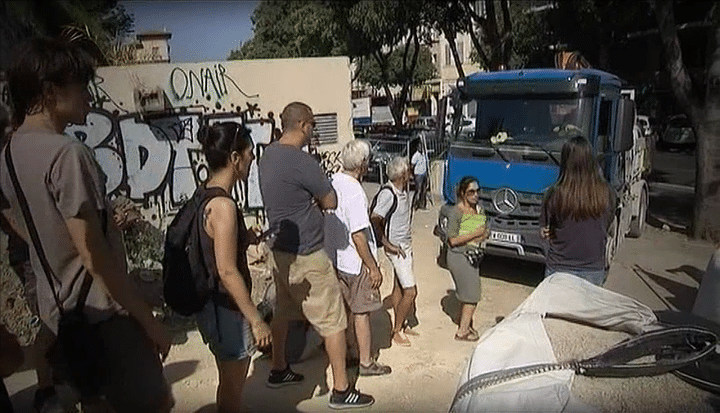 Les habitants de la Corderie se rendent sur le chantier pour empêcher les camions d'entrer
 (France 2 / Culturebox / Capture d&#039;écran)