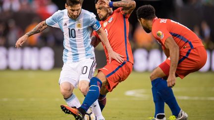 Lionel Messi bien pris par Arturo Vidal  (STRINGER / ANADOLU AGENCY)