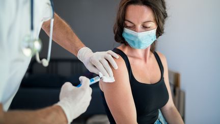 Le vaccin sera demandé pour prendre l’avion, dès la levée des motifs impérieux prévue le 9 juin dans certains territoires d’outre-mer, notamment à Mayotte. (Illustration) (HALFPOINT IMAGES / MOMENT RF / GETTY IMAGES)