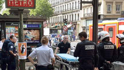 La police pr&egrave;s de la station Grands boulevards&nbsp;&agrave; Paris, o&ugrave; a eu lieu une fusillade apr&egrave;s un braquage, le 19 juillet 2014. (PIERRE ANDRIEU / AFP)