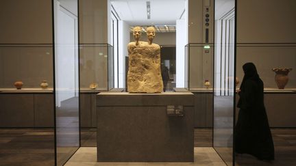 Un buste monumental à deux têtes, vieux de plus de 8 000 ans et originaire de Jordanie, exposé au Louvre Abu Dhabi, le 6 novembre 2017.&nbsp; (KAMRAN JEBREILI / AP / SIPA)