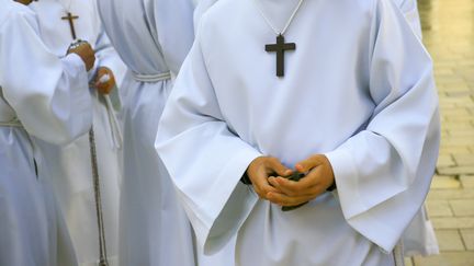 Un enfant de choeur portant une croix autour du cou. (NICOLAS GUYONNET / HANS LUCAS)