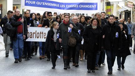 Les parents de Charlotte Landais (D) participent &agrave; une marche en m&eacute;moire des victimes des chauffards de la route, jeudi 2 janvier 2014, &agrave; Montpellier (H&eacute;rault). (PASCAL GUYOT / AFP)