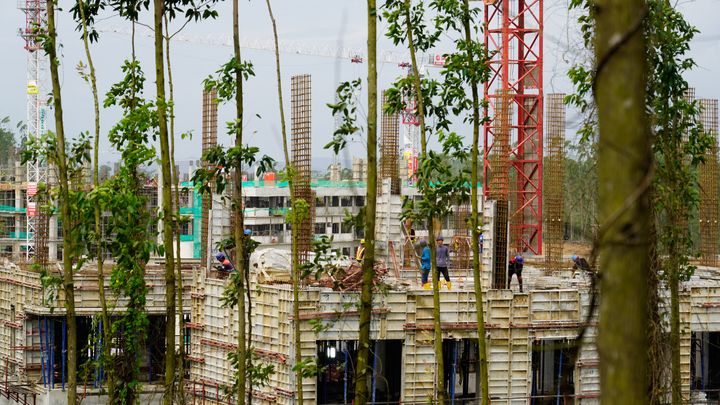 Des immeubles en construction à Nusantara, la future capitale de l'Indonésie, le 11 juillet 2024. (JACK MOORE / AFP)