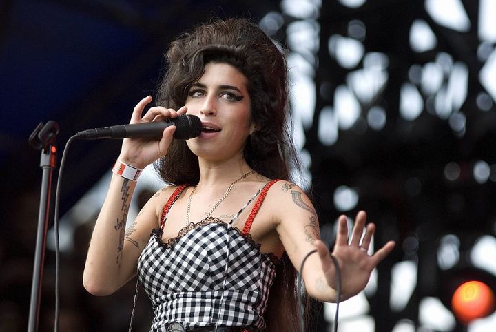 Amy Winehouse sur scène en 2005 à Lollapalooza. (DANIEL BOCZARSKI / REDFERNS)