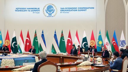 Le 16e sommet de l'Organisation de coopération économique, qui regroupe, notamment, la Turquie, l'Iran et le Pakistan, le 9 novembre 2023, en Ouzbékistan. (TURKISH PRESIDENCY / MURAT CETIN / ANADOLU / AFP)