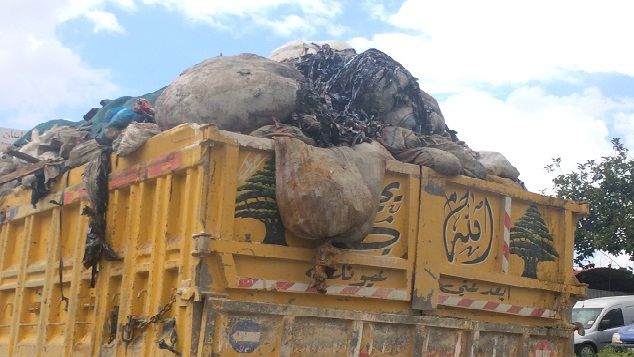 &nbsp; (Les camions bennes ont repris leurs rotations depuis le week-end mais la tâche est immense © Radio France / Pierrick Bonno)