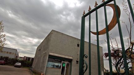 La mosqu&eacute;e des Minguettes, &agrave; V&eacute;nissieux (Rh&ocirc;ne), ici en 2004, sur laquelle le militaire arr&ecirc;t&eacute; sur sa base a&eacute;rienne de Lyon Mont Verdun projetait de tirer. (JEAN-PHILIPPE KSIAZEK / AFP)