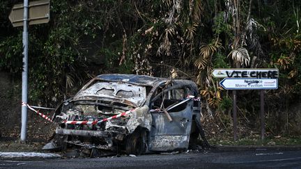 Ein Fahrzeug fängt am 15. Oktober 2024 auf Martinique Feuer. (PHILIPPE LOPEZ / AFP)