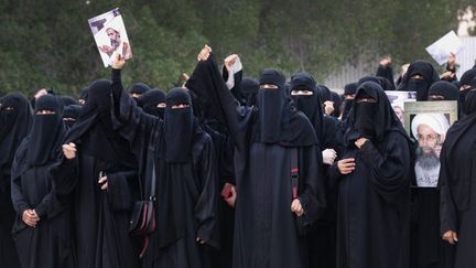 Des femmes chiites de Qatif manifestent après l'exécution de l'opposant Cheikh Nimr Baqer al-Nimr par les autorités saoudiennes, le 2 janvier 2016. (AFP PHOTO / STR)