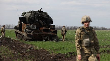 Des soldats ukrainiens dans la région de Kharkiv, dans l'est de l'Ukraine, le 16 avril 2022. (ANATOLII STEPANOV / AFP)