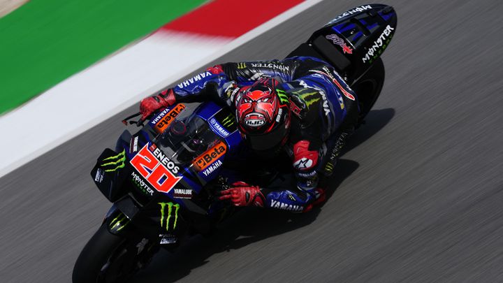 Le pilote français Fabio Quartararo, au guidon de sa Yamaha sur le circuit de Portimao (Portugal), le 12 mars 2023. (JOSE BRETON / AFP)