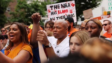 Le maire de New York, Eric Adams, et la procureure générale, Letitia James (à gauche), se joignent aux personnes qui traversent le pont de Brooklyn pour réclamer une meilleure régulation des armes à feu, le 11 juin 2022. (SPENCER PLATT / GETTY IMAGES NORTH AMERICA / AFP)