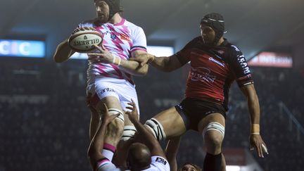 Duel en touche entre le Parisien Hugh Pyle et le Toulonnais Juandre Kruger (BERTRAND LANGLOIS / AFP)