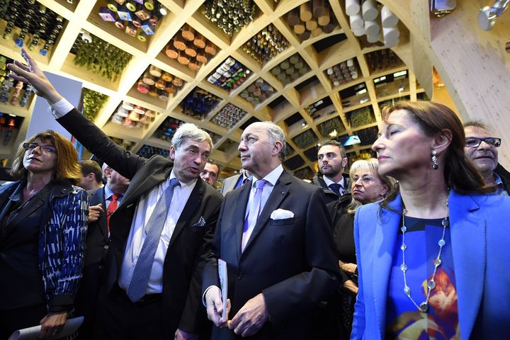 Alain Berger, comissaire général de la France à l'Exposition universelle de Milan, présente le pavillon français à Laurent Fabius, chef de la diplomatie, et Ségolène Royal, ministre de l'Écologie, le 1er mai 2015
 (Olivier Morin / AFP)