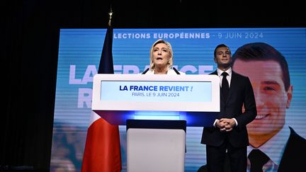 Marine Le Pen, cheffe de file des députés RN, prend la parole au côté de la tête de liste du parti aux européennes, Jordan Bardella, le 9 juin 2024 à Paris. (JULIEN DE ROSA / AFP)