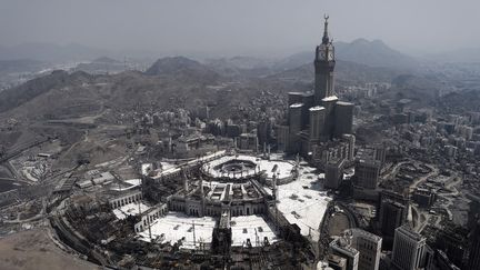 La Grande mosqu&eacute;e se situe au c&oelig;ur de La Mecque (Arabie saoudite). A c&ocirc;t&eacute;, la&nbsp;Tour de l'horloge, fait six fois la taille de Big Ben et domine le complexe. (MOHAMMED AL-SHAIKH / AFP)