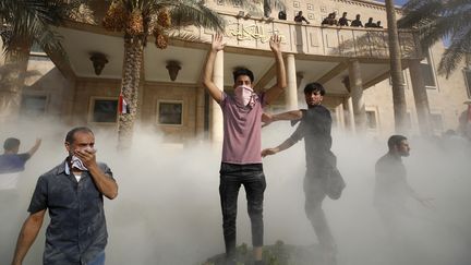 Des supporters du leader chiite Moqtada Sadr, le 29 août 2022 au palais du gouvernement, à Bagdad (Irak). (AHMAD AL-RUBAYE / AFP)