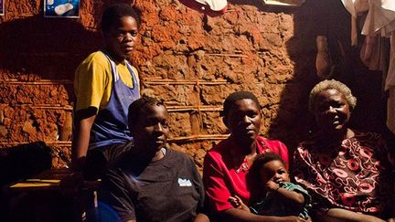 Les deux sœurs Tutyanabo et leur mère reçoivent une amie et son enfant, chez elles.
 
Helen, 23 ans, et Diana, 20 ans, voudraient devenir des boxeuses professionnelles.
 

 
  (AFP PHOTO/Michele Sibiloni)