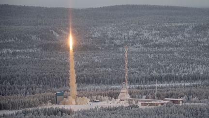 Lancement de la fusée suborbitale "SubOrbital Express 3" depuis le centre spatial d'Esrange à Jukkasjärvi (Suède), le 23 novembre 2022. (MARC PREEL / AFP)