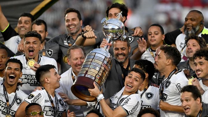 Thiago Almada, le joueur de Botafogo, soulève la Copa Libertadores en compagnie de John Textor, le 30 novembre 2024. (LUIS ROBAYO / AFP)