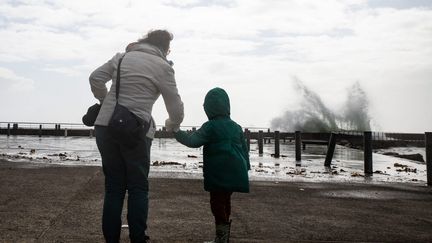 Walkers observe waves during the passage of storm Patricia, on August 2, 2023, in Le Conquet (Finistère).  (GUILLAUME SALIGOT / WEST FRANCE / MAXPPP)