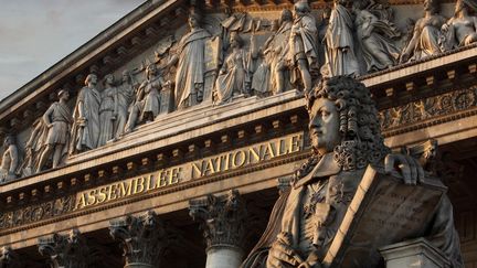 La fa&ccedil;ade du Palais-Bourbon, o&ugrave; si&egrave;ge l'Assembl&eacute;e nationale, &agrave; Paris. (MANUEL COHEN / MANUEL COHEN)