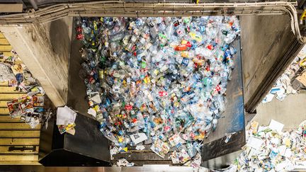 Des déchets plastiques ans un centre de tri à Calce, dans les Pyrénées-Orientales, le 13 septembre 2013. (JEAN-CHRISTOPHE MILHET / HANS LUCAS / AFP)