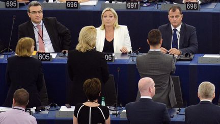 Les eurod&eacute;put&eacute;s FN restent assis tandis que les &eacute;lus britanniques du parti Ukip tournent le dos pendant l'hymne europ&eacute;en, jou&eacute; dans l'h&eacute;micycle du Parlement europ&eacute;en, le 1er juillet 2014, &agrave; Strasbourg (Bas-Rhin). (PATRICK HERTZOG / AFP)