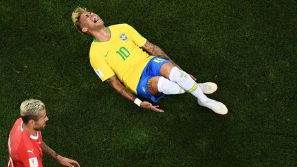 Le joueur brésilien Neymar, le 17 juin 2018 contre la Suisse à Rostov (Russie). (JEWEL SAMAD / AFP)