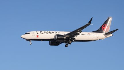 Un avion Boeing 737 Max&nbsp;de la compagnie aérienne&nbsp;Air Canada survole le ciel de Londres (Royaume-Uni), le 30 novembre 2018. (NICOLAS ECONOMOU / NURPHOTO)