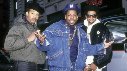 Le groupe de rap new-yorkais Run-DMC en 1990, avec Jason Mizell dit Jam Master Jay au centre, Joseph "Run" Simmons à gauche et Darryl "DMC" McDaniels à droite. (AL PEREIRA / MICHAEL OCHS ARCHIVES / GETTY)