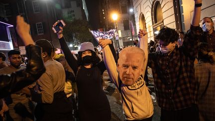 Des supporters de Joe Biden dans les rues de Philadelphie, le 7 novembre 2020.&nbsp; (CHRIS MCGRATH / GETTY IMAGES NORTH AMERICA)